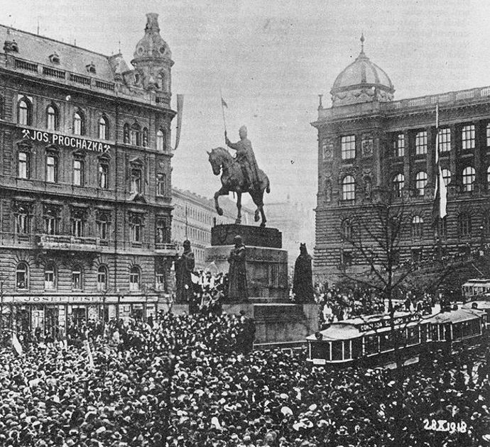 28. října, v den vzniku samostatného Československa, probíhaly demonstrativní oslavy na Václavském náměstí (foto z roku 1918).