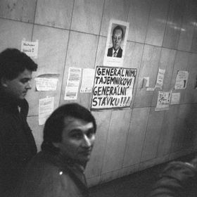 Po stanicích metra byly vylepené protestní letáky.