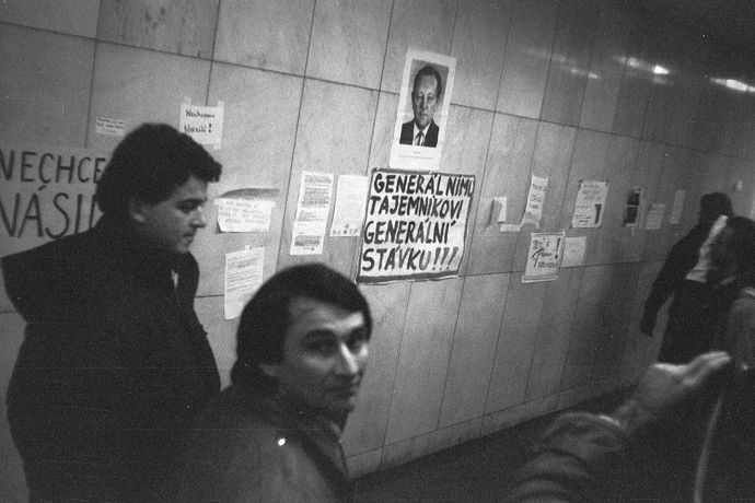 Po stanicích metra byly vylepené protestní letáky.