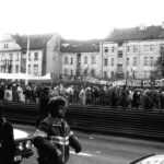 „Chceme skutečné změny vedení – pryč s vedoucí úlohou KSČ – Štěpán neví, která bije“. Miroslav Štěpán byl během sametové revoluce jeden ze symbolů normalizačního režimu.