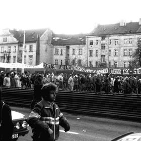 „Chceme skutečné změny vedení – pryč s vedoucí úlohou KSČ – Štěpán neví, která bije“. Miroslav Štěpán byl během sametové revoluce jeden ze symbolů normalizačního režimu.