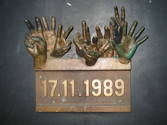 Bronzová plastika rukou, přidělaná tajně a bez povolení, vydržela na svém místě skoro dvacet sedm let.