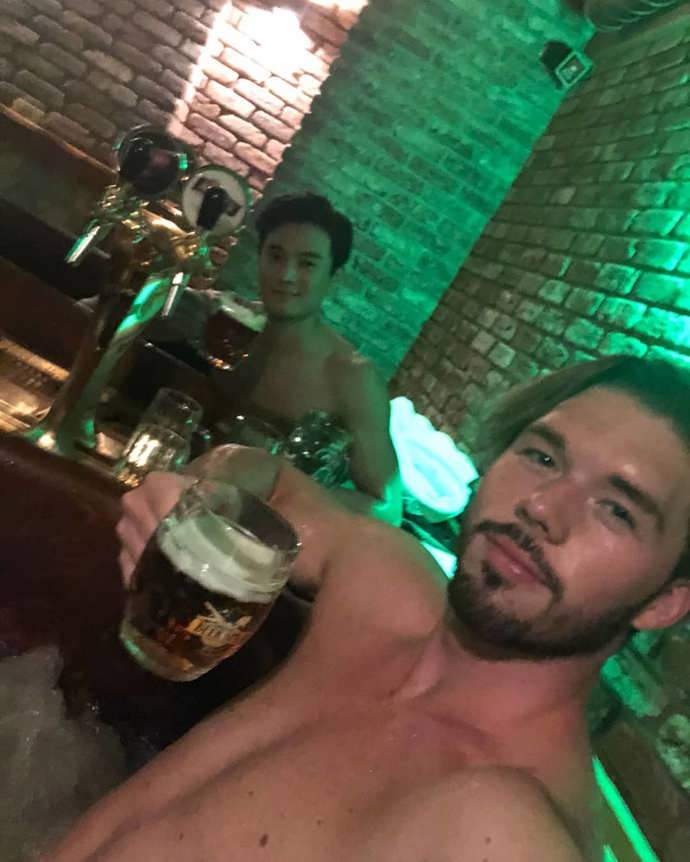 Loňský vítěz Matyáš Hložek si užíval pivní lázeň.