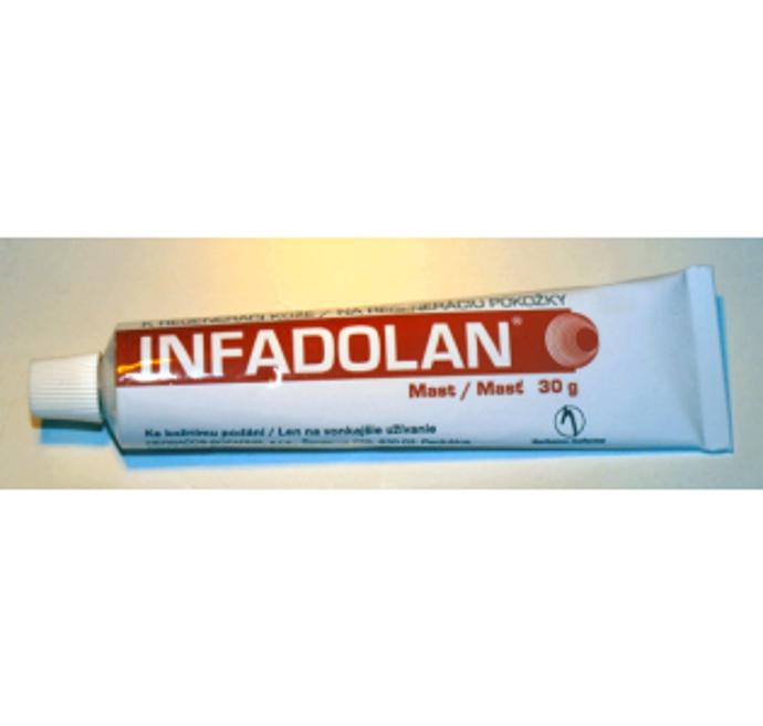 Uznáváme, že potírání rtů klasickou technickou vazelínou není nic, o co bychom zrovna dvakrát stáli. Naštěstí se dají koupit speciální druhy vazelín použitelných v kosmetice a lékařství (např. Infadolan), které mohou kvalitu vašich rtů výrazně vylepšit.