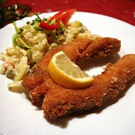 Smažený kapr se salátem patří na slavnostní stůl.