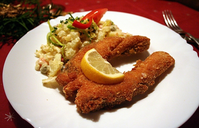 Smažený kapr se salátem patří na slavnostní stůl.