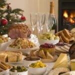 Bohatě prostřený vánoční stůl je nezbytností.