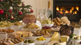 Bohatě prostřený vánoční stůl je nezbytností.