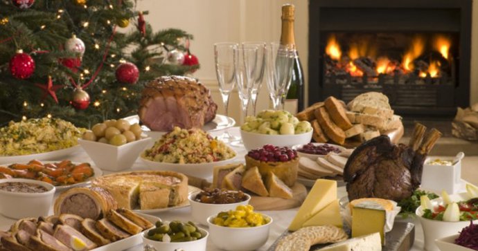 Bohatě prostřený vánoční stůl je nezbytností.