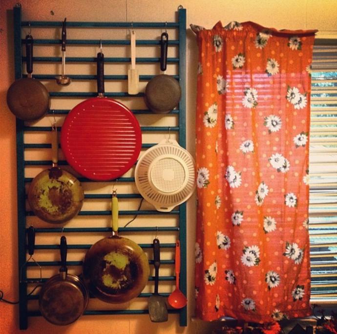 9. Věšák na kuchyňské náčiní.