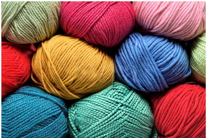 Barevné svetry od babiček máte ve skříni jistě všichni