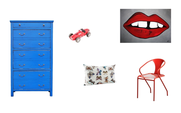 Zleva: botník modrý: 10 010 Kč (jediný kus!), auto: 482 Kč (jediný kus!), obraz Pusa: 6 020 Kč (jediný kus!), polštář: 482 Kč, židle kovová: 1 155 Kč; vše Homelove.cz.