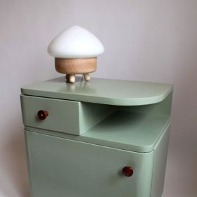 Tenhle noční stolek dělal parádu už vaší babičce a nyní poslouží i vám