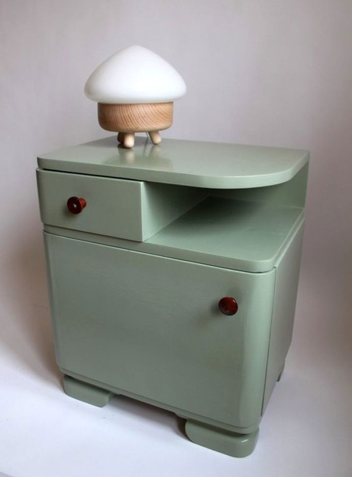 Tenhle noční stolek dělal parádu už vaší babičce a nyní poslouží i vám