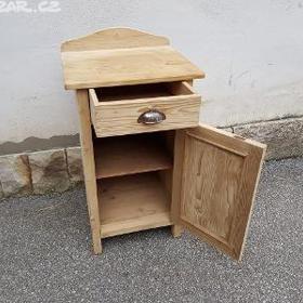 Stolek musíte zbavit starého nátěru, obrousit a umýt