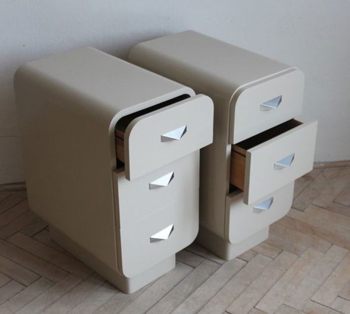 Malinký stolek se spoustou úložního prostoru se hodí do mini ložnic