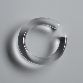 Kristýna Malovaná zaujala tematickým průhledným náramkem.