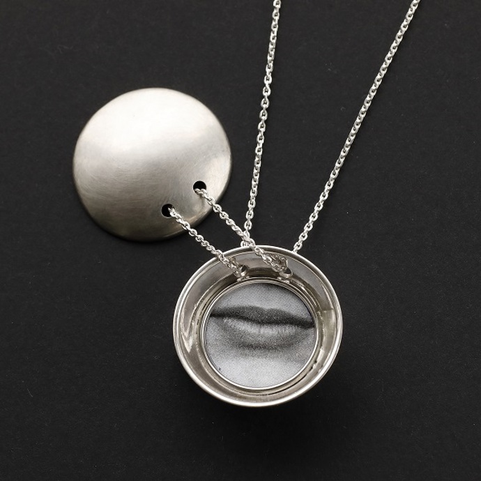 Tenhle originální medailonek potěší všechny milovníky. jedinečných designérských kousků