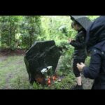 Mrtvé děti byly v noci házeny do vykopaných děr