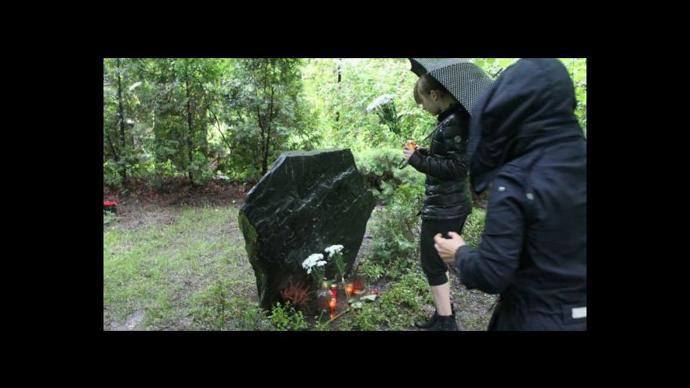 Mrtvé děti byly v noci házeny do vykopaných děr