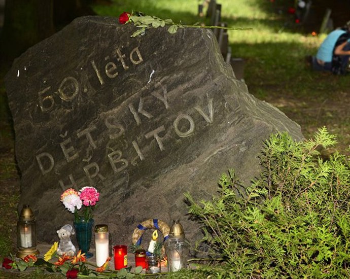 Dětský hřbitov v Ďáblicích stojí za návštěvu a zapálení svíčky