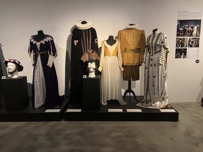 Královská rodina v čele s Arabelou a její sestrou Xenií