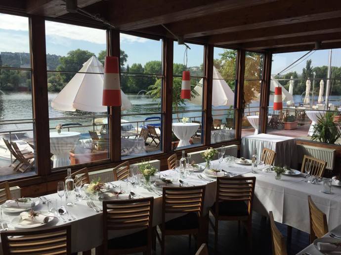 U Vltavy se můžete najíst v restauraci Podolka s výhledem na řeku