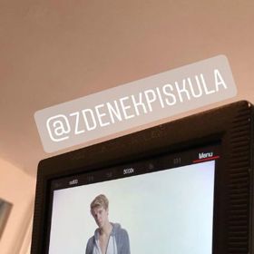 Herec Zdeněk Piškula se později navlékl i do legračního overalu.