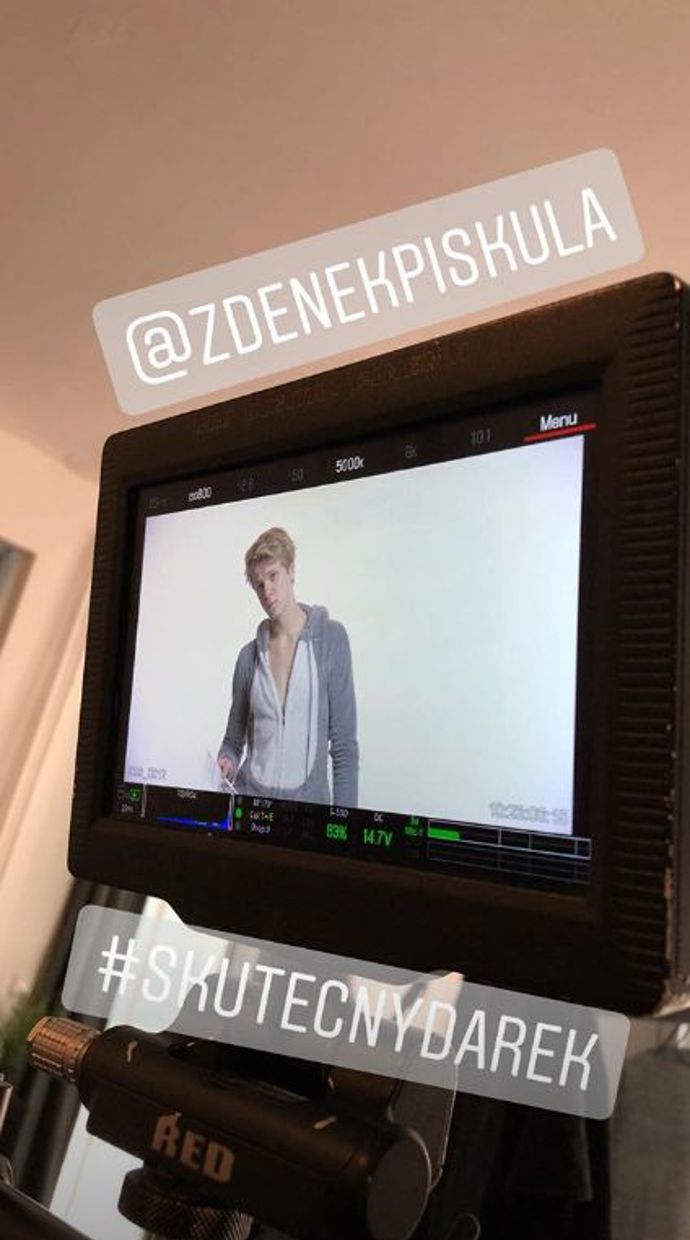 Herec Zdeněk Piškula se později navlékl i do legračního overalu.