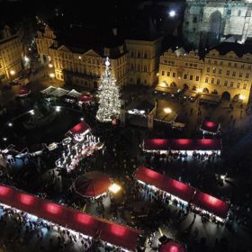 Jedná se o velkolepou akci, kterou se zahajují vánoční trhy v Praze.
