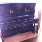 Staré piano vhodné k vyhození nebo renovaci