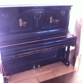 Staré piano vhodné k vyhození nebo renovaci