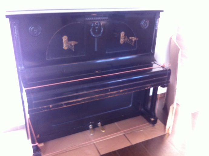 Staré piano vhodné k vyhození nebo renovaci