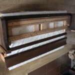 Jednotlivé části po opatření nátěrem v odstínu ořech