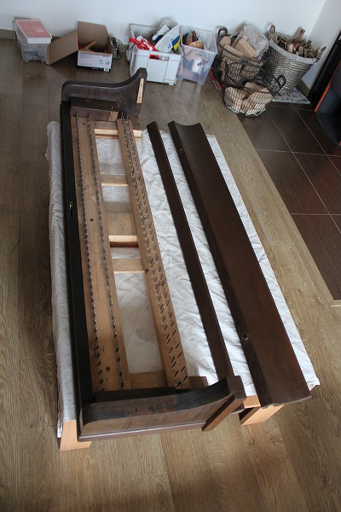 Jednotlivé části po opatření nátěrem v odstínu ořech