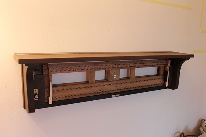 Základ police už přimontovaný ke zdi