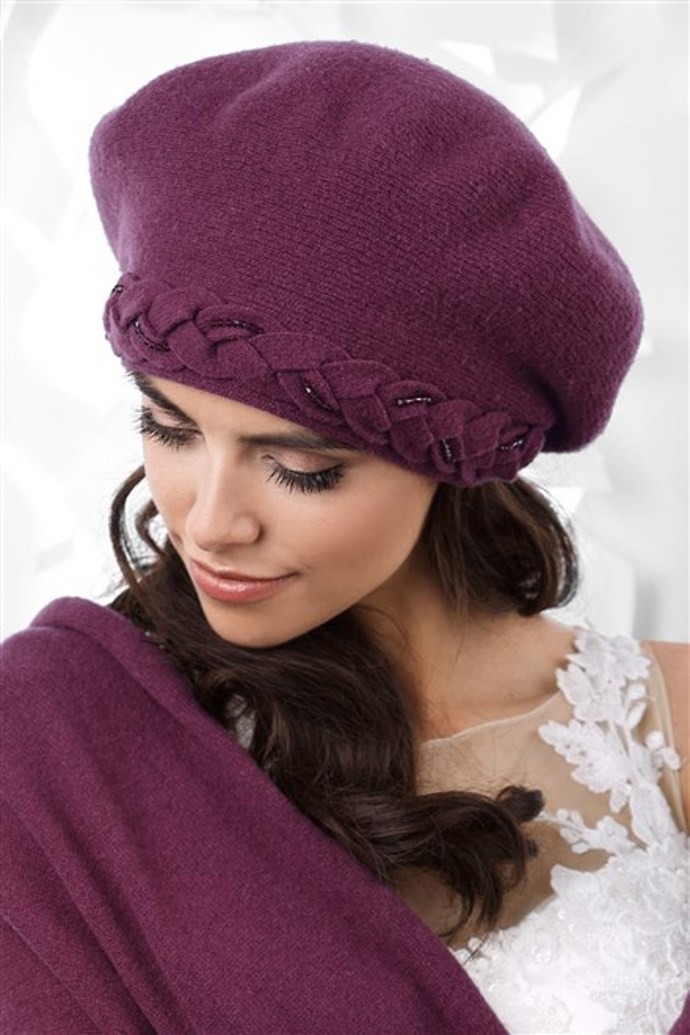 Elegantní čapka a zimní pléd ve vínové barvě sluší především tmavovláskám