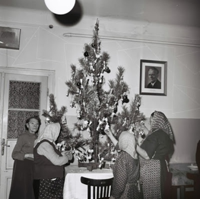 Babičky zdobily stromeček spolu a hezky si přitom spolu popovídaly