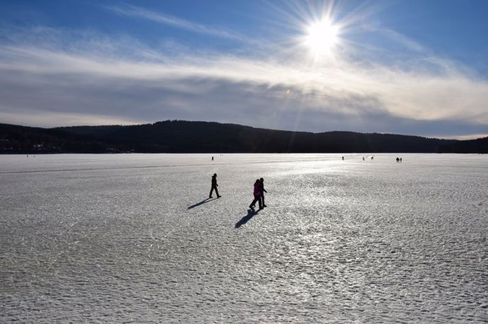 Ne vždy je tloušťka ledu taková, aby vydržela váhu auta.
