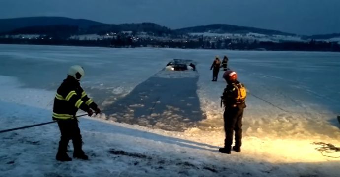 Stává se, že se auto do vody propadne.