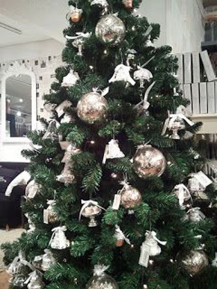 Jednobarevné stromečky jsou vhodné pro moderní bezdětné páry.