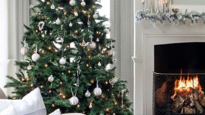 Sladěný interiér se stromečkem se rozmohl v posledních letech.