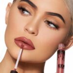 Celebrity jsou chodící reklamní plochy samy o sobě. Kylie Jenner má svou řadu rtěnek.