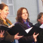 Poslechněte si vánoční koledy.