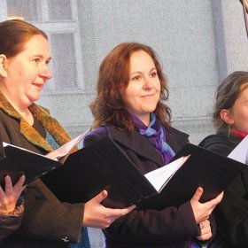 Poslechněte si vánoční koledy.