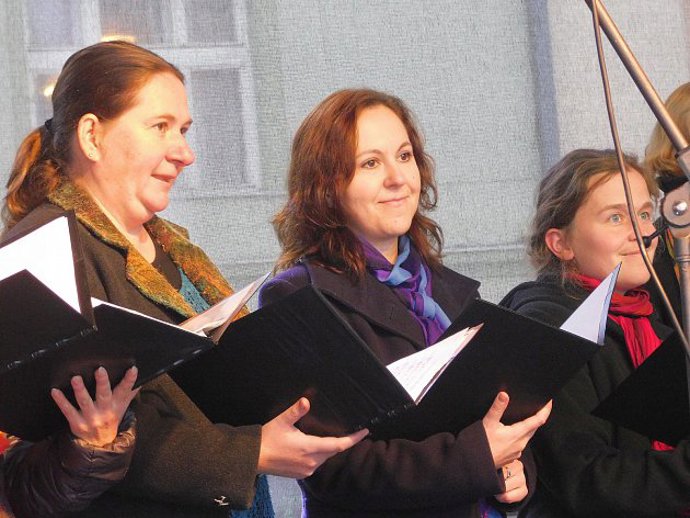 Poslechněte si vánoční koledy.