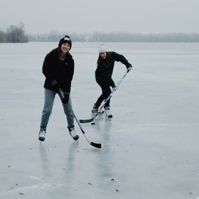 Pro hokejové brusle platí ta samá pravidla, jako pro brusle rekreační.