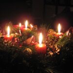 Každou adventní neděli zapalte na věnci jednu svíčku.