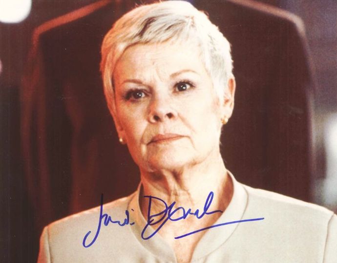 Narodila se 9. prosince 1934 jako Judith Olivia Dench v rodině dr. Reginalda Arthura Denche a jeho ženy Eleanore.