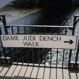 V roce 1988 do šlechtického stavu povýšená Judi Dench rozhodně nikdy nepatřila mezi křehké krásky.
